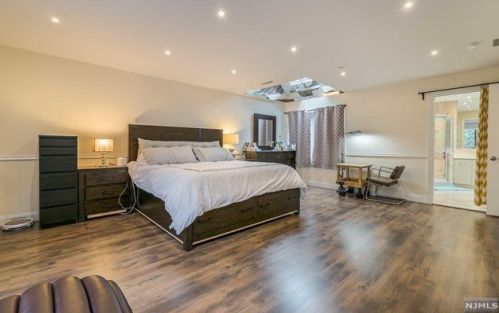 11 Lawrence Ct, Teaneck NJ 07666-6489 exterior