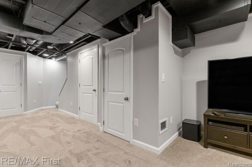 101 Walnut Blvd, Rochester MI 48307-2051 exterior