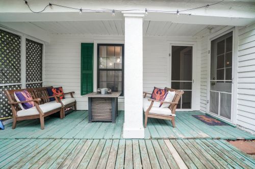 832 Elmwood St, Kalamazoo MI 49007-3236 exterior