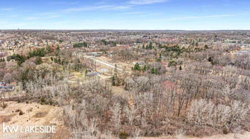 1581 Gravel Rdg Dr, Rochester MI 48307-3606 exterior