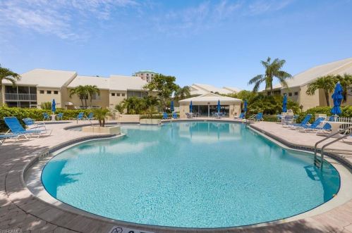 5813 Glencove Dr, Naples FL 34108-3102 exterior