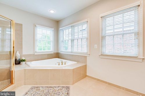 1402 Harvest Xing Dr, Mc Lean VA 22101-5650 exterior