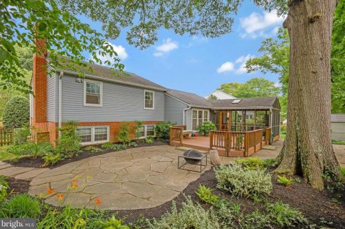 2105 Rampart Dr, Alexandria VA 22308-1537 exterior