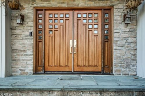 37 Franklin Ave, Livingston, NJ 07039-1350