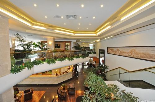 2045 Kalakaua Ave, Honolulu HI  96815-5118 exterior