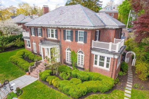 37 Colbourne Cres, Brookline, MA 02445-4521