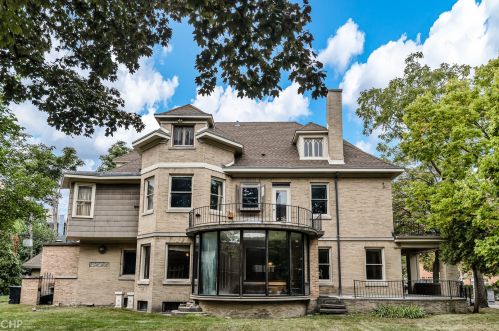 937 Castlewood Ter, Chicago, IL 60640-4218