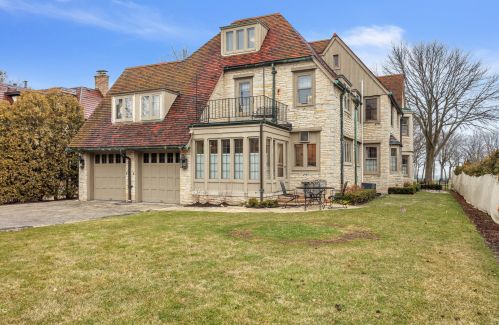 3445 Lk Dr, Milwaukee WI 53235-0037 exterior