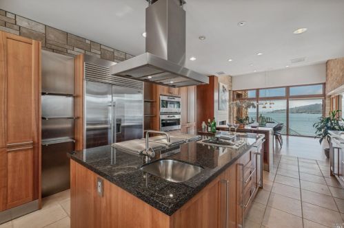 2 De Silva Is Dr, Mill Valley CA 94941-3004 exterior