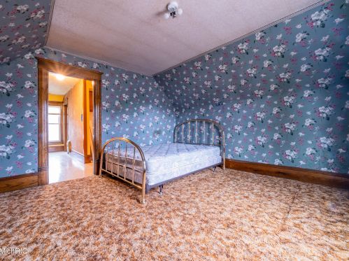 320 Elizabeth St, Sylvan Beach MI 49461-1311 exterior