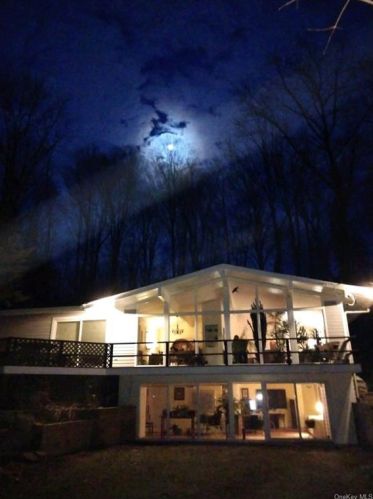 2 Whippoorwill Xing, Armonk NY 10504-1032 exterior