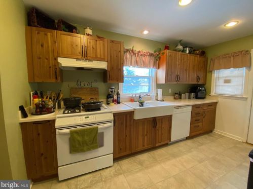 6 Mnr Dr, Trenton NJ 08628-2624 exterior