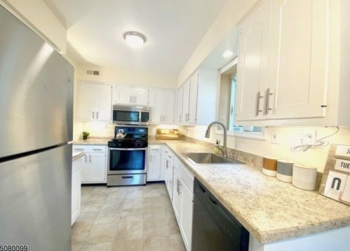 56 Bond St, Bridgewater NJ 08807-2458 exterior