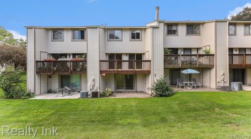 1527 Charter Oak Dr, Rochester, MI 48309-2703