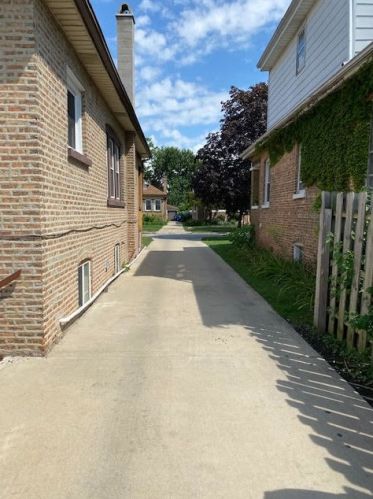 1608 16th Ave, Broadview, IL 60153-1852