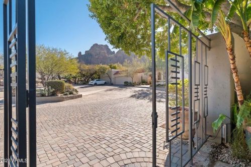 5820 Echo Canyon Ln, Phoenix, AZ 85018-1248