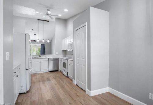 5454 Whitten Dr, Naples FL 34104-5302 exterior