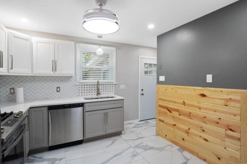 1044 Renshaw Dr, Saint Louis MO 63135-2833 exterior