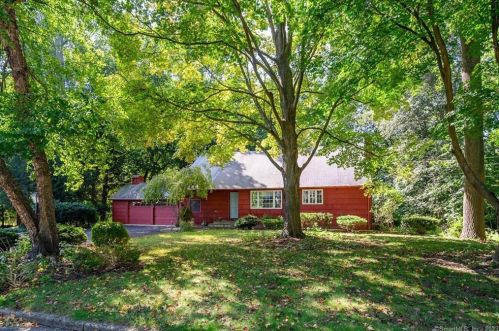 5 Huckleberry Dr, Norwalk CT 06850-1703 exterior