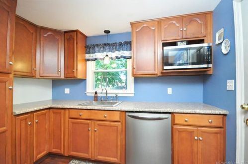 81 White St, Manchester CT 06042-3127 exterior