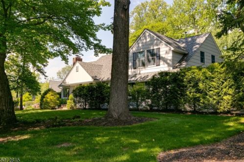 260 Hickory Ln, Mountainside, NJ 07092-1814