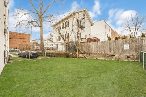 4175 Bronxwood Ave, Bronx NY 10466-4505 exterior