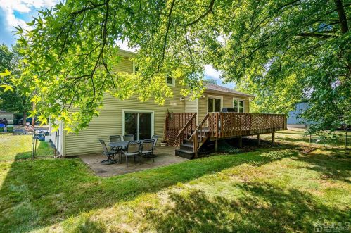 11 Falcon Dr, Edison NJ 08820-2759 exterior