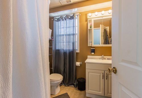 6343 Tripp Ave, Chicago IL 60646-4524 exterior