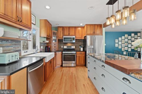 5608 Helmsdale Ln, Alexandria VA 22315-4137 exterior