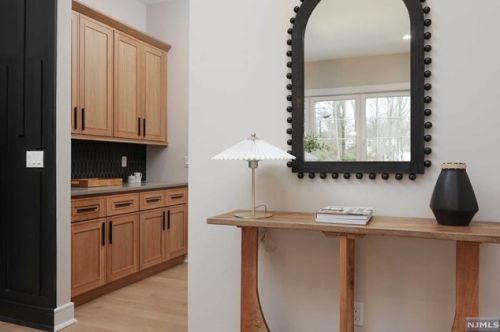 69 Grandview Ave, Upper Saddle River NJ 07458-2127 exterior