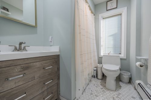 51 Fordham St, Valley Stream NY 11581-3223 exterior