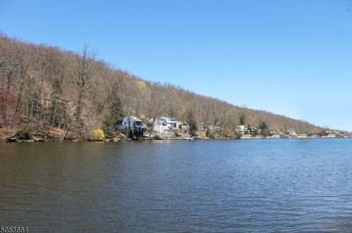 46 River Styx Rd, Hopatcong NJ 07843-1827 exterior