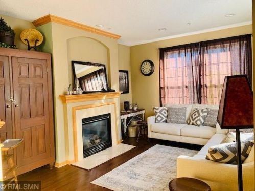 817 Braunworth Ct, Chaska MN 55318-3242 exterior