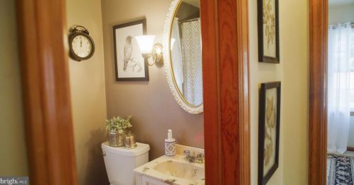 22 Lincoln Dr, Hanover PA 17331-4906 exterior