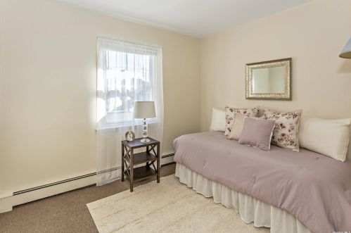 66 Avondale St, Valley Stream NY 11581-1801 exterior