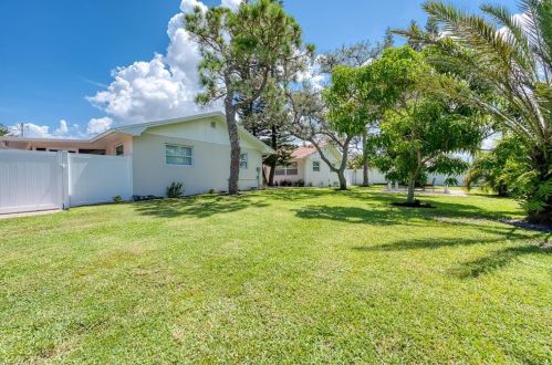 670 97 Ave, Naples FL 34108-2281 exterior