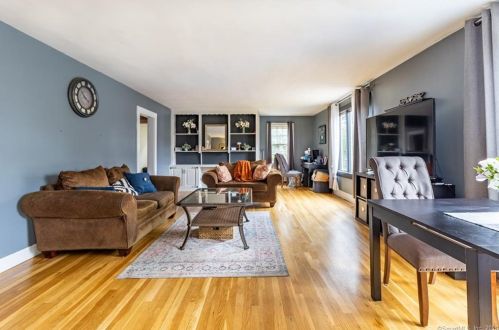 310 Roosevelt Dr, Seymour CT 06478-1738 exterior