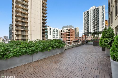 630 State St, Chicago IL 60605-1807 exterior