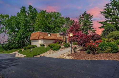 1677 Northgate Dr, Pittsburgh, PA 15241-3221