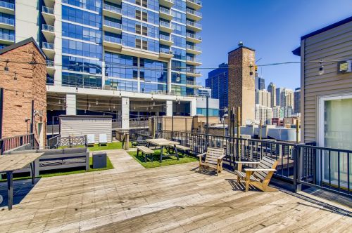 300 Grand Ave, Chicago IL  60654-7871 exterior