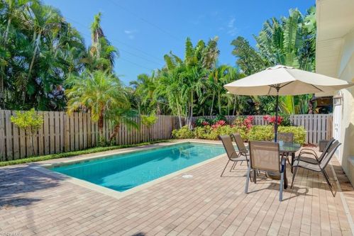 758 93 Ave, Naples FL 34108-2441 exterior