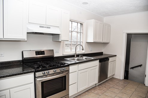 229 Ridgeland Ave, Waukegan, IL 60085-2033