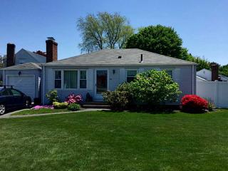 88 Poplar Dr, Cranston, RI 02920-5521