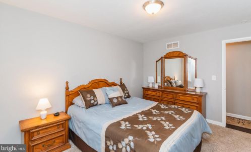 33 Vly Vw Dr, Hanover PA 17331-8307 exterior