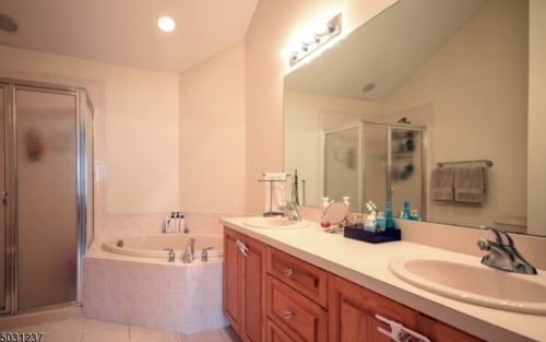 414 Turlington Ct, Livingston NJ 07039-8266 exterior