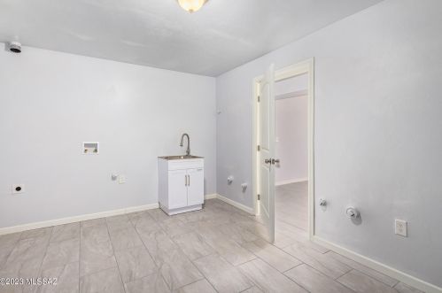 828 Cresta Loma Dr, Tucson AZ 85704-3706 exterior