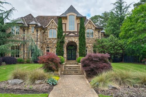 4320 Lakehaven Dr, Atlanta, GA 30319-1138