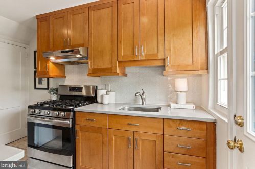 18 Masonic Vw Ave, Alexandria VA 22301-2204 exterior