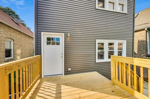 2830 Barry Ave, Chicago IL  60618-7016 exterior