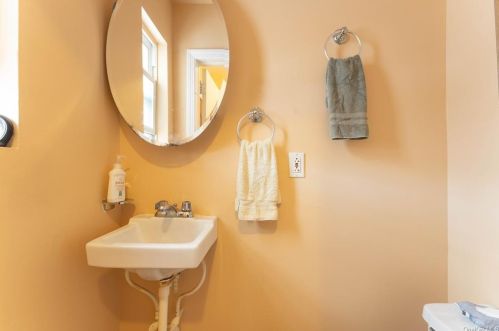 3917 De Reimer Ave, Bronx NY 10466-2128 exterior